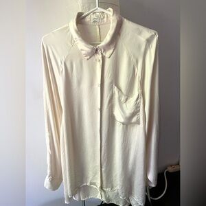 Aritzia Wilfred 100% Cupro Collared
Hi Low Button Up Long Sleeve
Blouse Size XL
